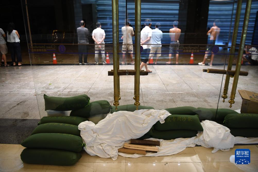 7月17日晚，在廣東湛江海濱大道北一處酒店，門口堆放著防汛沙袋。新華社記者 鄧華 攝